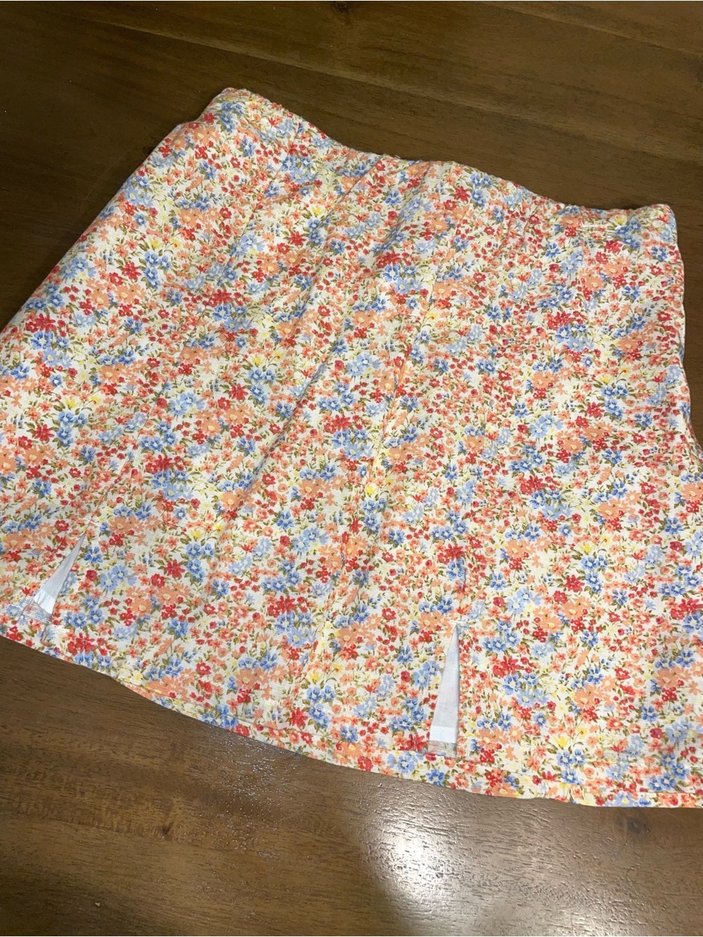 American Eagle Women’s floral skirt with slits